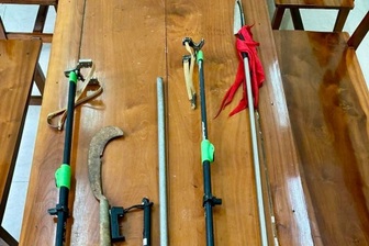 Hai học sinh lớp 7 rủ bạn vác dao phóng, tuýp sắt đi giải quyết mâu thuẫn