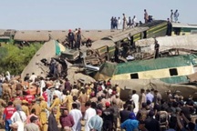 Hai tàu chở trên 1.000 khách đâm nhau kinh hoàng ở Pakistan, 35 người chết