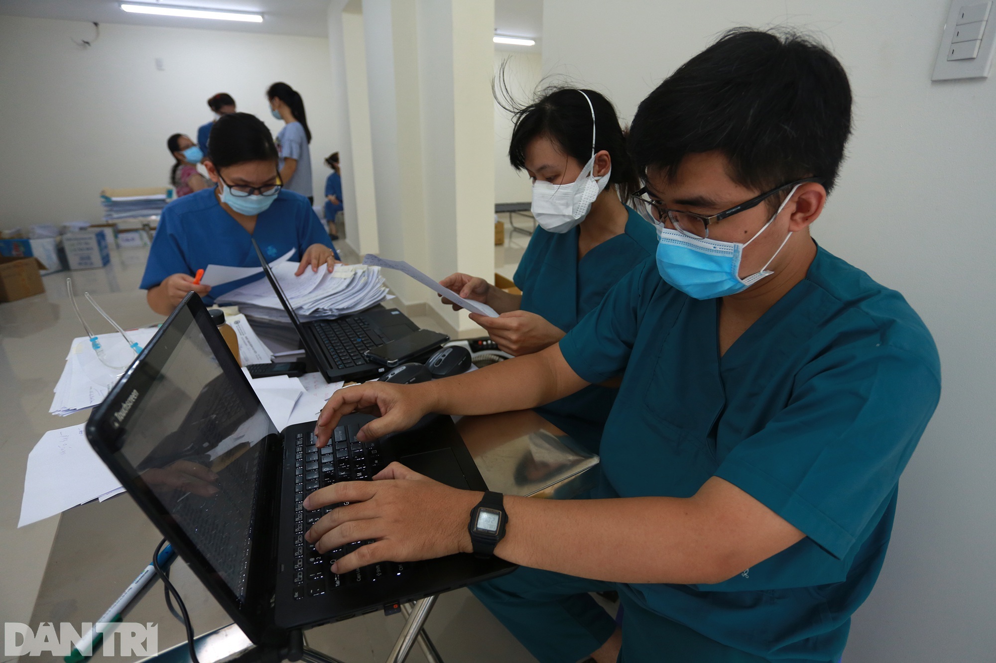 Một ngày bên trong Bệnh viện dã chiến lớn nhất TPHCM đang điều trị 3.400 F0 - 4 Một ngày bên trong Bệnh viện dã chiến lớn nhất TPHCM đang điều trị 3.400 F0 - 4