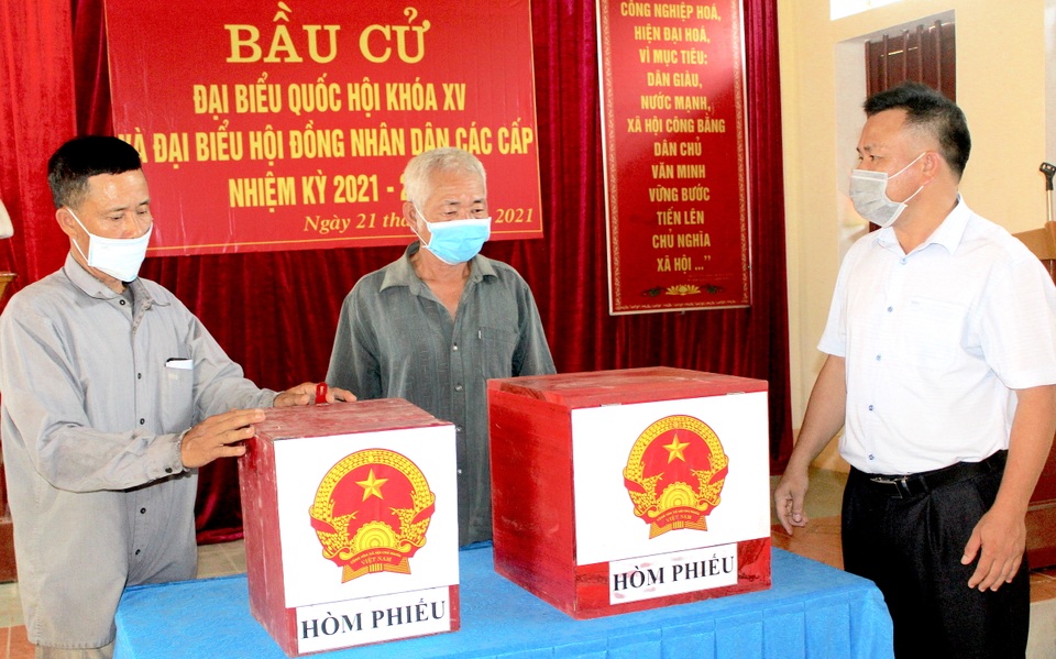 Bà con Đan Lai sẽ không lên nương rẫy để đi bầu cử sớm - 2 Bà con Đan Lai sẽ không lên nương rẫy để đi bầu cử sớm - 2