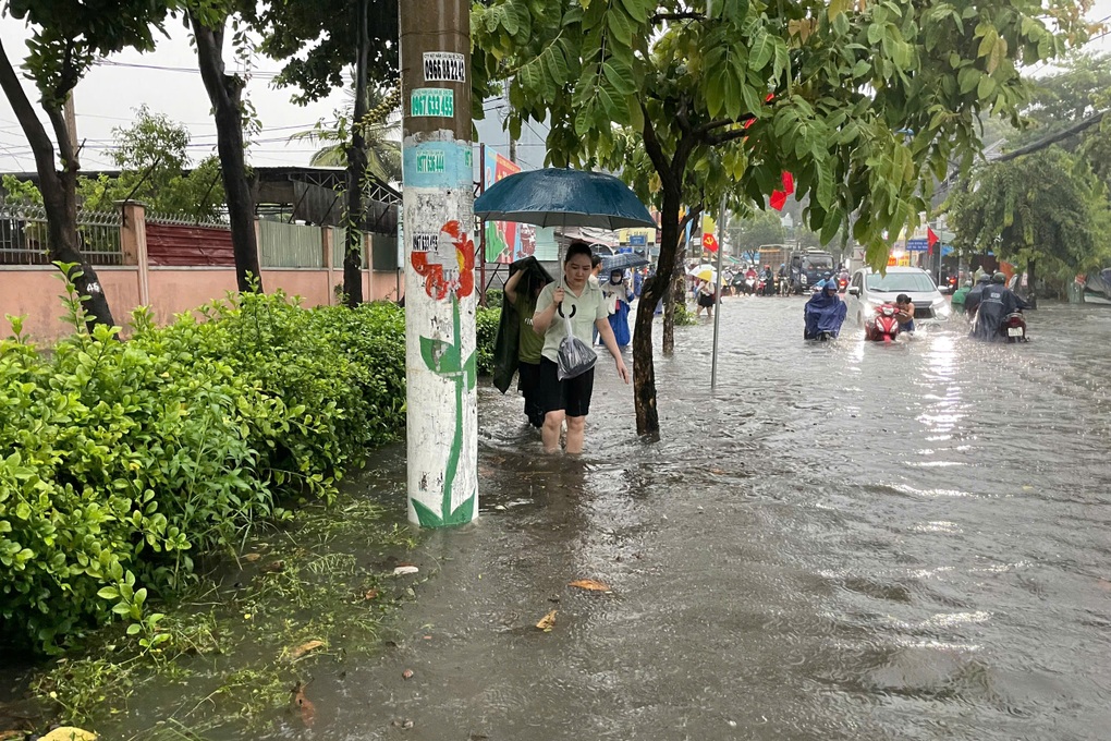 Mưa lớn trên 150mm từ sáng ở TPHCM, nhiều tuyến đường ngập nặng - 3 Mưa lớn trên 150mm từ sáng ở TPHCM, nhiều tuyến đường ngập nặng - 3