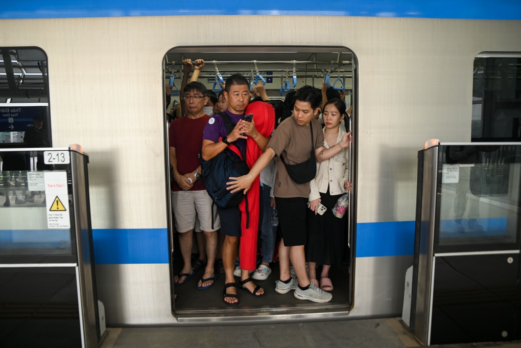 Metro số 1 TPHCM có thời điểm chật kín người, không đóng được cửa - 1