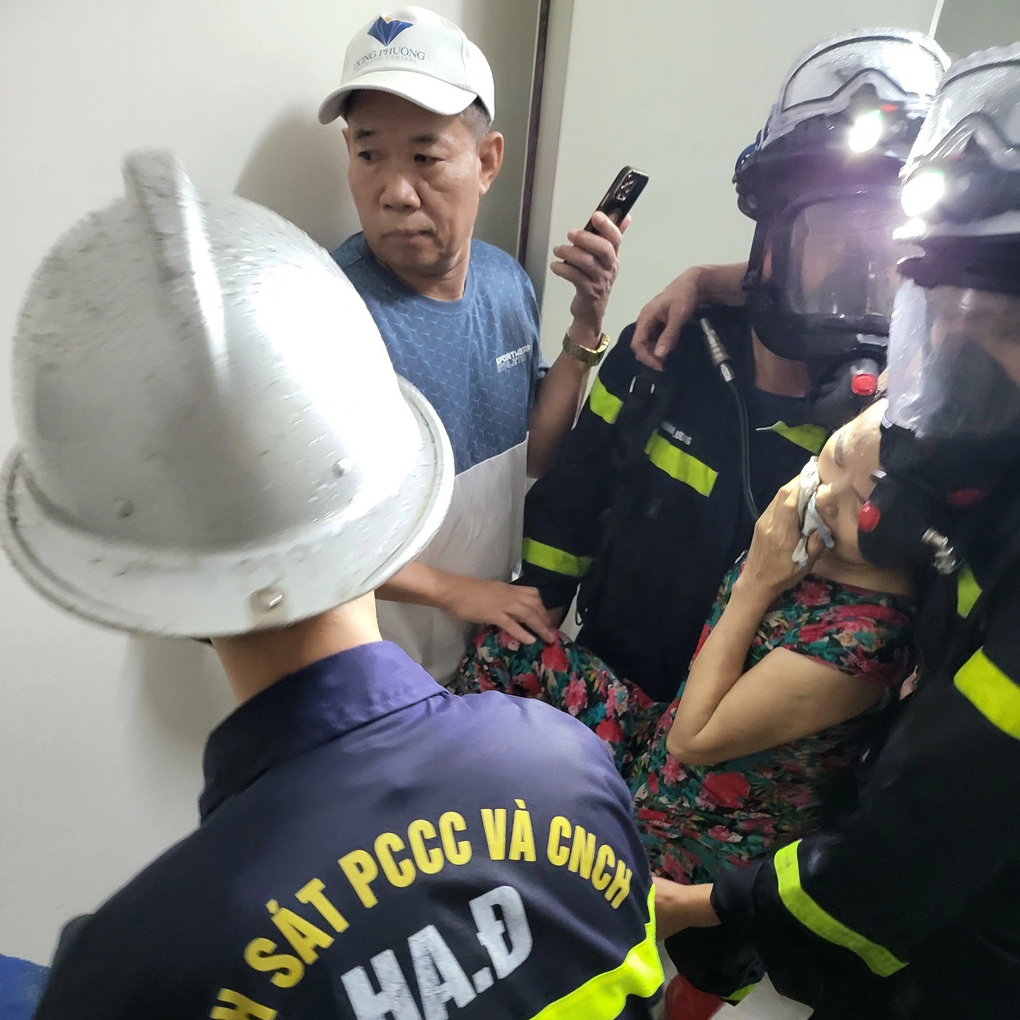 Giải cứu 2 phụ nữ thoát khỏi đám cháy chung cư ở Hà Nội - 2 Giải cứu 2 phụ nữ thoát khỏi đám cháy chung cư ở Hà Nội - 2
