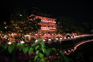 Đường phố, chùa chiền ở TPHCM trang hoàng cờ hoa mừng Đại lễ Phật đản