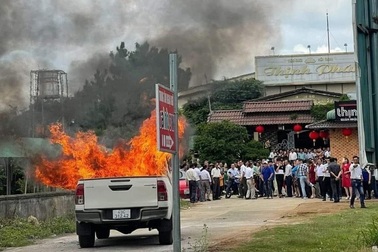 Tài xế xe bán tải nghi tự thiêu sau khi đâm vào người khác