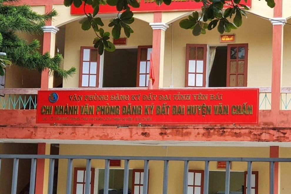 Chủ tịch Hội Nông dân huyện cùng 2 cán bộ bị khởi tố vì ăn đất - 1 Chủ tịch Hội Nông dân huyện cùng 2 cán bộ bị khởi tố vì ăn đất - 1
