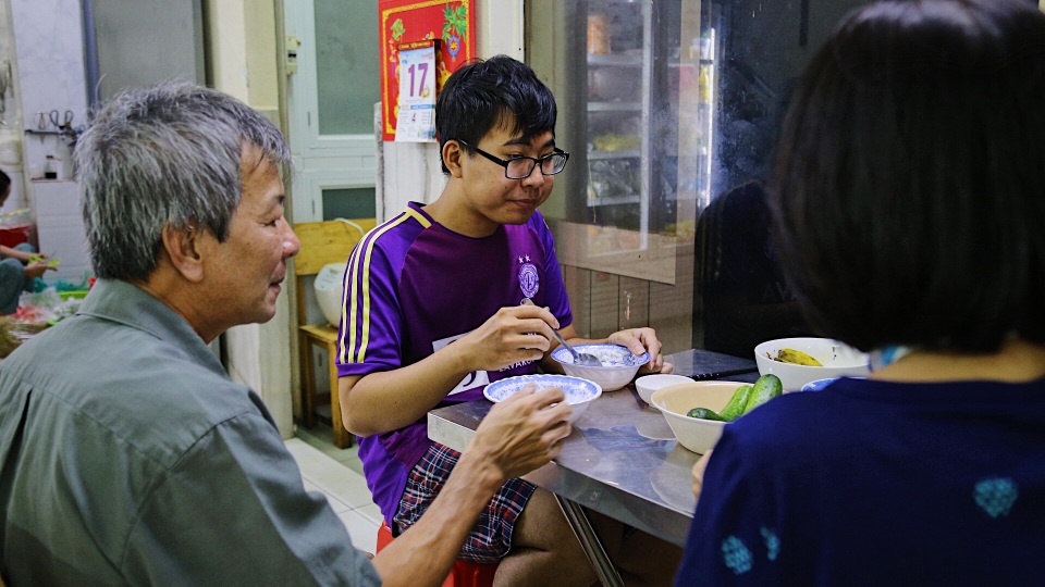 Bà chủ quán cơm Sài Gòn cho sinh viên nghèo ăn, ở miễn phí - 7 Bà chủ quán cơm Sài Gòn cho sinh viên nghèo ăn, ở miễn phí - 7