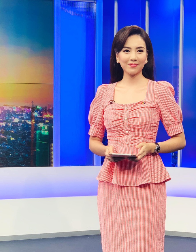 Nhìn MC Mai Ngọc là ra được khối ý tưởng diện lại đồ cũ mà vẫn ghi điểm mặc đẹp trong ngày giao mùa - Ảnh 10. Nhìn MC Mai Ngọc là ra được khối ý tưởng diện lại đồ cũ mà vẫn ghi điểm mặc đẹp trong ngày giao mùa - Ảnh 10.
