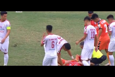 Tình huống vào bóng của Quế Ngọc Hải khiến cầu thủ Đà Nẵng bị gãy xương sườn
