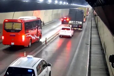 Cả đoàn xe nối đuôi vượt ẩu chạy ngược chiều trong hầm Hải Vân tháng 7/2019