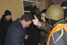 Ukraine: Người biểu tình đánh đập, còng tay và bắt thống đốc vùng