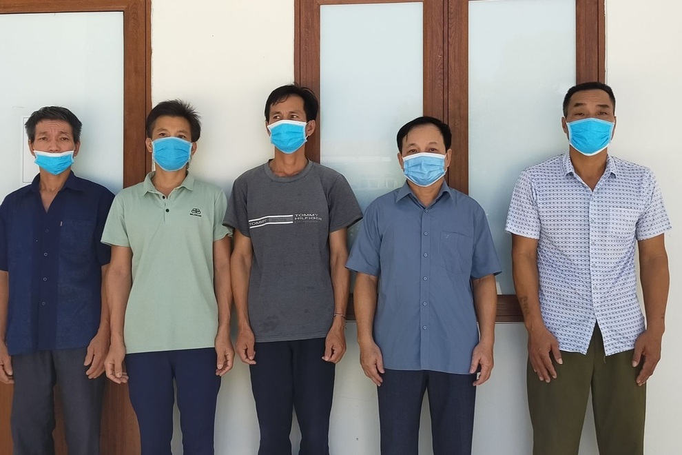 Chủ tịch Mặt trận Tổ quốc xã thuê người phá rừng - 2 Chủ tịch Mặt trận Tổ quốc xã thuê người phá rừng - 2