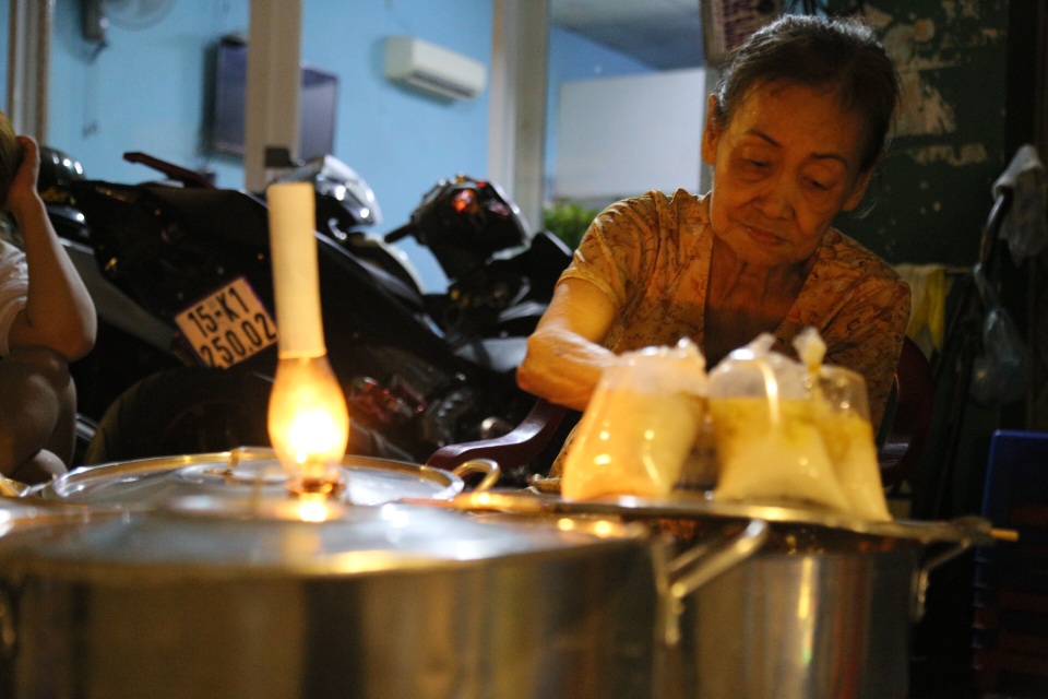 Cụ bà, nồi chè và gần 50 năm tuổi nghề nơi vỉa hè Sài Gòn - 3 Cụ bà, nồi chè và gần 50 năm tuổi nghề nơi vỉa hè Sài Gòn - 3