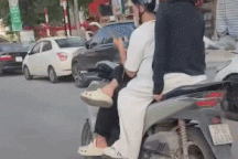 Nổi bật tuần qua: Thanh niên dùng điện thoại, ngồi gác chân khi chạy xe SH