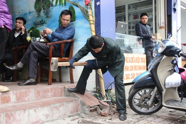 Khoan bê tông, búa tạ hỗ trợ "đòi lại" vỉa hè ở Hà Nội