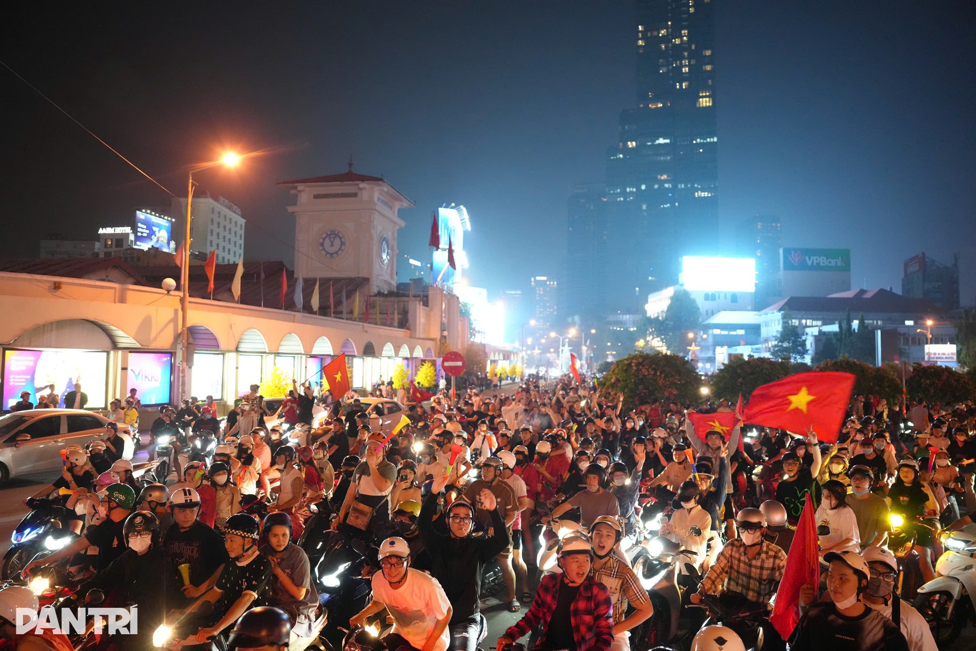 Biển người đổ ra đường phố ăn mừng chiến thắng của tuyển Việt Nam - 22 Biển người đổ ra đường phố ăn mừng chiến thắng của tuyển Việt Nam - 22