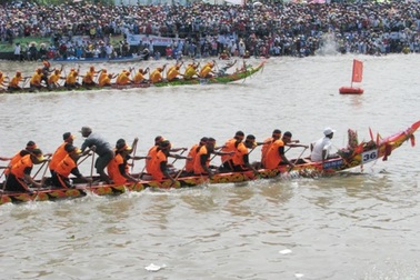 Hàng trăm ngàn lượt người đến xem đua ghe Ngo ở Kiên Giang
