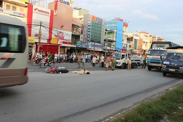 Chồng gây tai nạn chết người, vợ ngất xỉu tại hiện trường