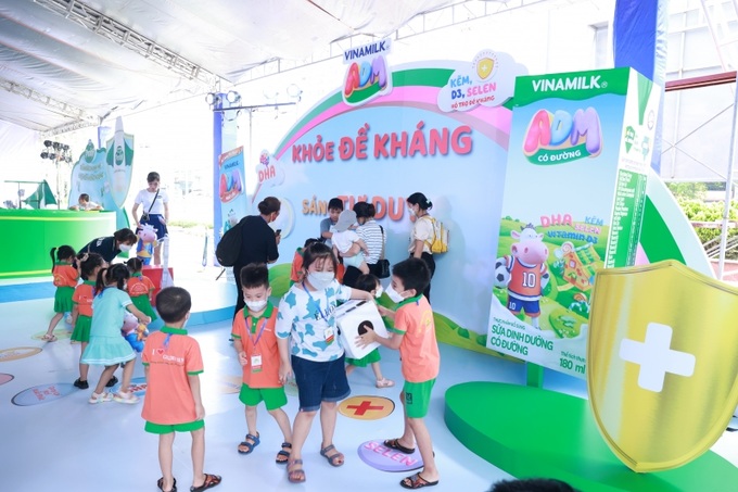 Các nhãn hàng ADM, Hero, SuSu, Probi… của Vinamilk đã đem đến cho trẻ em thủ đô ngày Quốc tế thiếu nhi vui hết cỡ và tràn ngập tiếng cười.