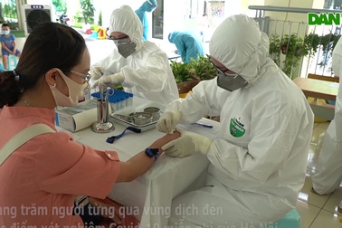 Hà Nội: Người về từ Đà Nẵng "hối hả" đi xét nghiệm Covid-19