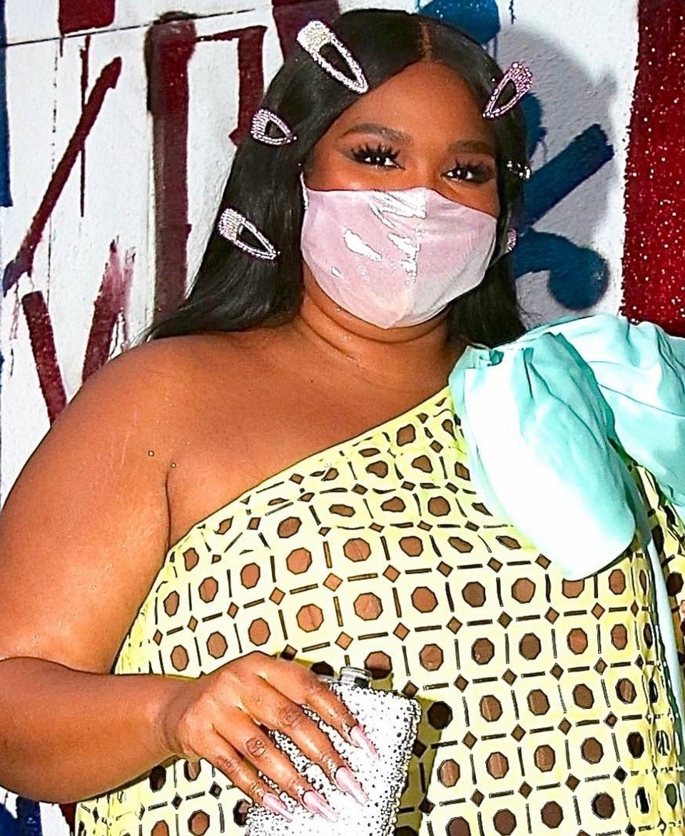 Lizzo tung ảnh áo tắm khoe dáng ngoại cỡ - 7 Lizzo tung ảnh áo tắm khoe dáng ngoại cỡ - 7