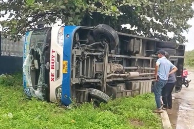 Xe buýt lật ngang, tài xế và nhân viên đập cửa giải cứu hành khách