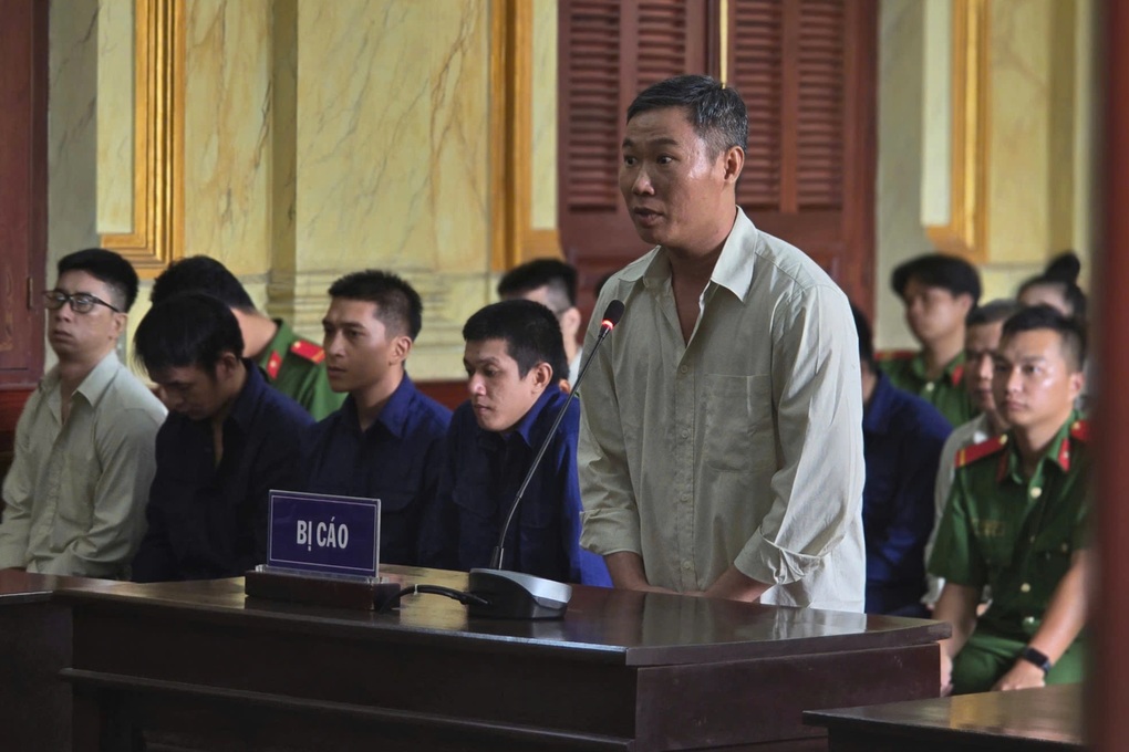 Đề nghị phạt cựu đại úy buôn lậu 13-14 năm tù - 1 Đề nghị phạt cựu đại úy buôn lậu 13-14 năm tù - 1