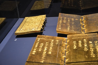 Triển lãm 21 cuốn “Kinh sách triều Nguyễn” bằng vàng ròng