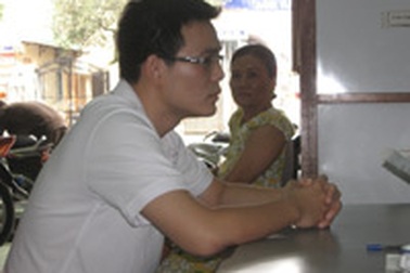 Một nhà báo bị tấn công bằng mũ bảo hiểm