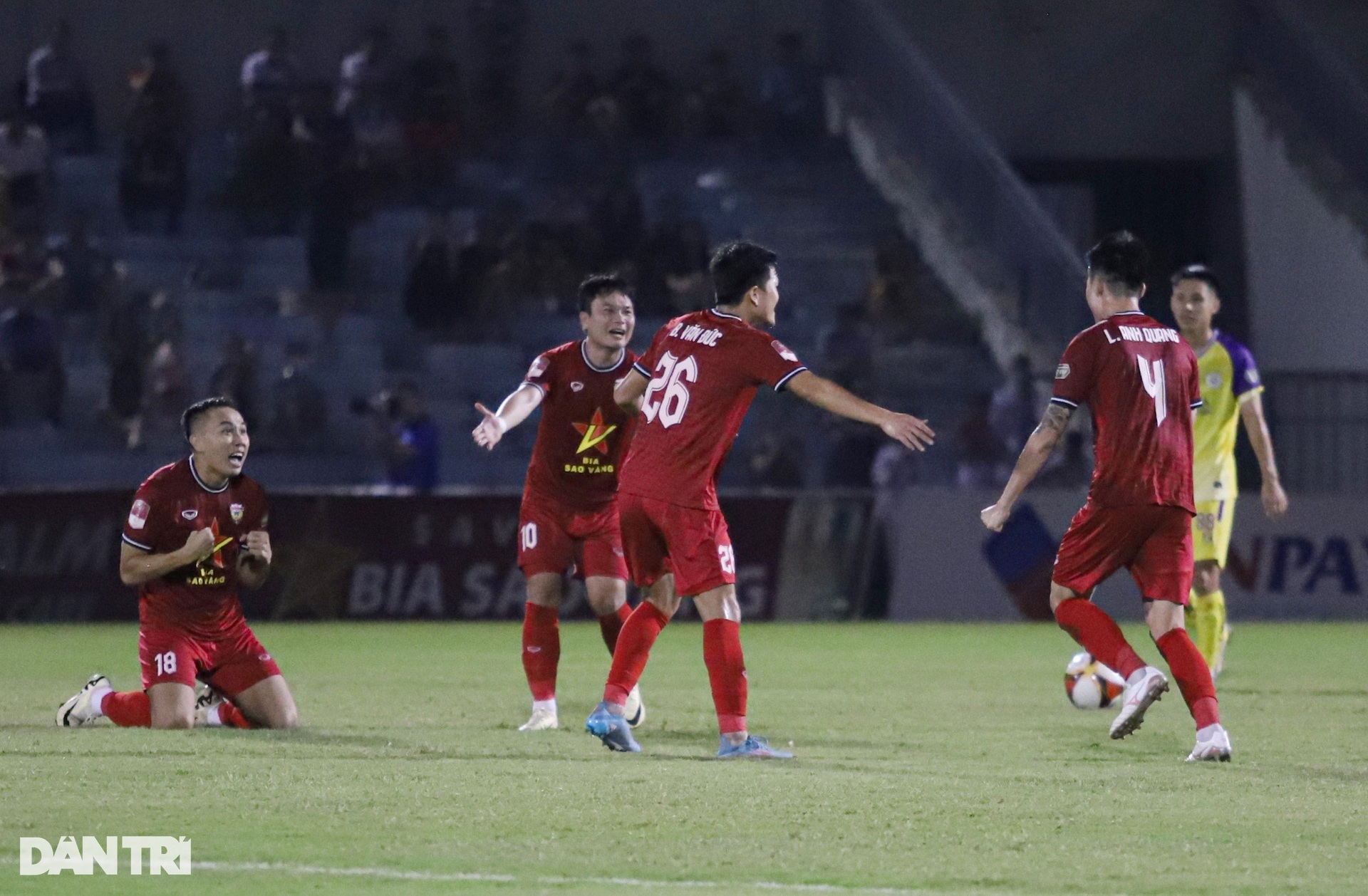 Hồng Lĩnh Hà Tĩnh rượt đuổi tỷ số kịch tính Hà Nội FC trong trận hòa 2-2 - 9 Hồng Lĩnh Hà Tĩnh rượt đuổi tỷ số kịch tính Hà Nội FC trong trận hòa 2-2 - 9
