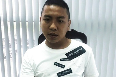 Người dân bắt thanh niên giật iPhone của du khách Trung Quốc