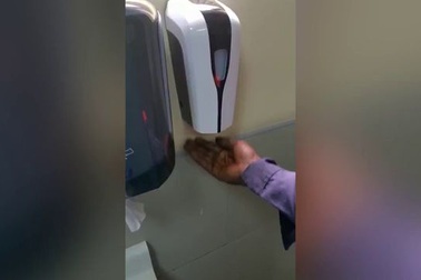 Video bình xịt xà phòng “phân biệt chủng tộc” gây tranh cãi