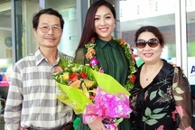 Tân Hoa khôi áo dài Diệu Ngọc lần đầu về thăm nhà sau khi đăng quang