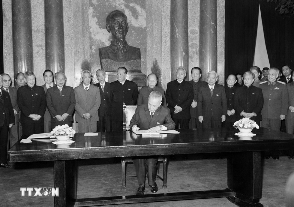 Đại hội IV: Hoàn thành sự nghiệp thống nhất Tổ quốc, đưa cả nước đi lên CNXH - 3