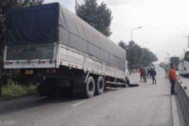 Xe tải sụp "hố tử thần" rộng hơn 2 m ở TPHCM