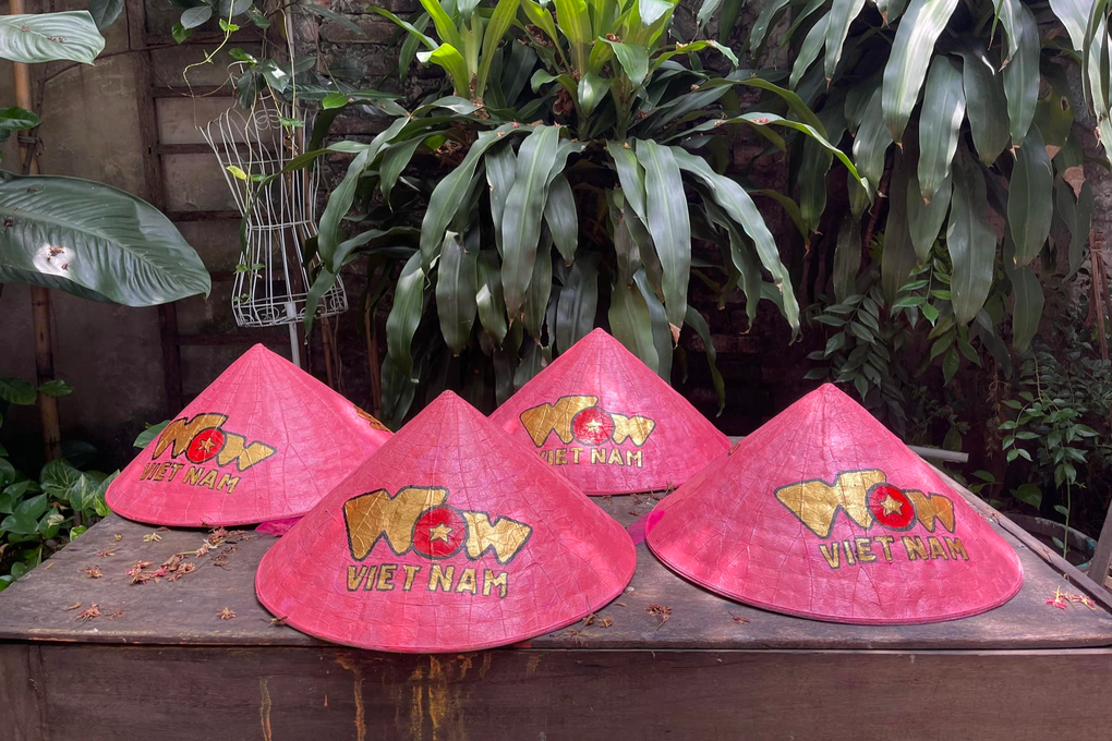 Cận cảnh chiếc nón lá đặc biệt được thành viên Blackpink khoe trên mạng - 2