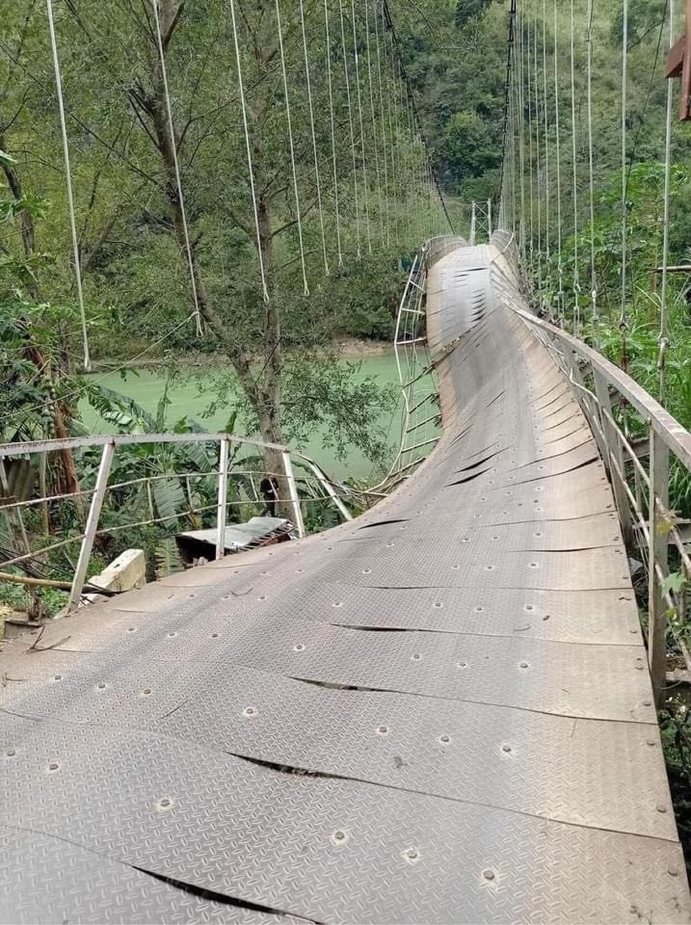 Cầu treo sập xuống như võng, ô tô rơi xuống vực - 1 Cầu treo sập xuống như võng, ô tô rơi xuống vực - 1