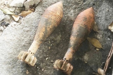 Người đàn ông mò được 2 quả đạn cối còn nguyên ngòi nổ khi đi bắt cá