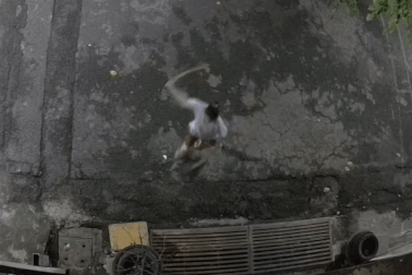 Cả xóm ở TPHCM mất ngủ vì cặp vợ chồng "múa chổi"