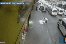 Khoảnh khắc vụ nổ bí ẩn xé toạc đường phố, hất văng ô tô ở Nam Phi