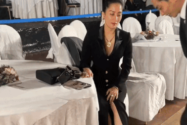 Phan Hiển nói gì khi bị chê "làm màu" vì quỳ gối thay giày cho Khánh Thi?