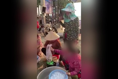 Du khách "bóc mẽ" chiêu trò cân điêu của người bán ốc. Nguồn: Do Manh Quy