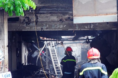 Vụ cháy quán lẩu: Thi thể 2 mẹ con ôm nhau trên gác lửng
