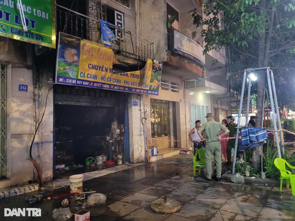 Nghi án dùng xăng đốt nhà do mâu thuẫn tình cảm, 1 người tử vong - 1 Nghi án dùng xăng đốt nhà do mâu thuẫn tình cảm, 1 người tử vong - 1