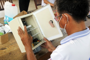 Thầy cô chế tạo máy rửa tay sát khuẩn tự động, tặng cộng đồng chống dịch