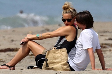 Mỹ nhân sở hữu nụ cười ngọt nhất Hollywood tình tứ bên bạn trai 