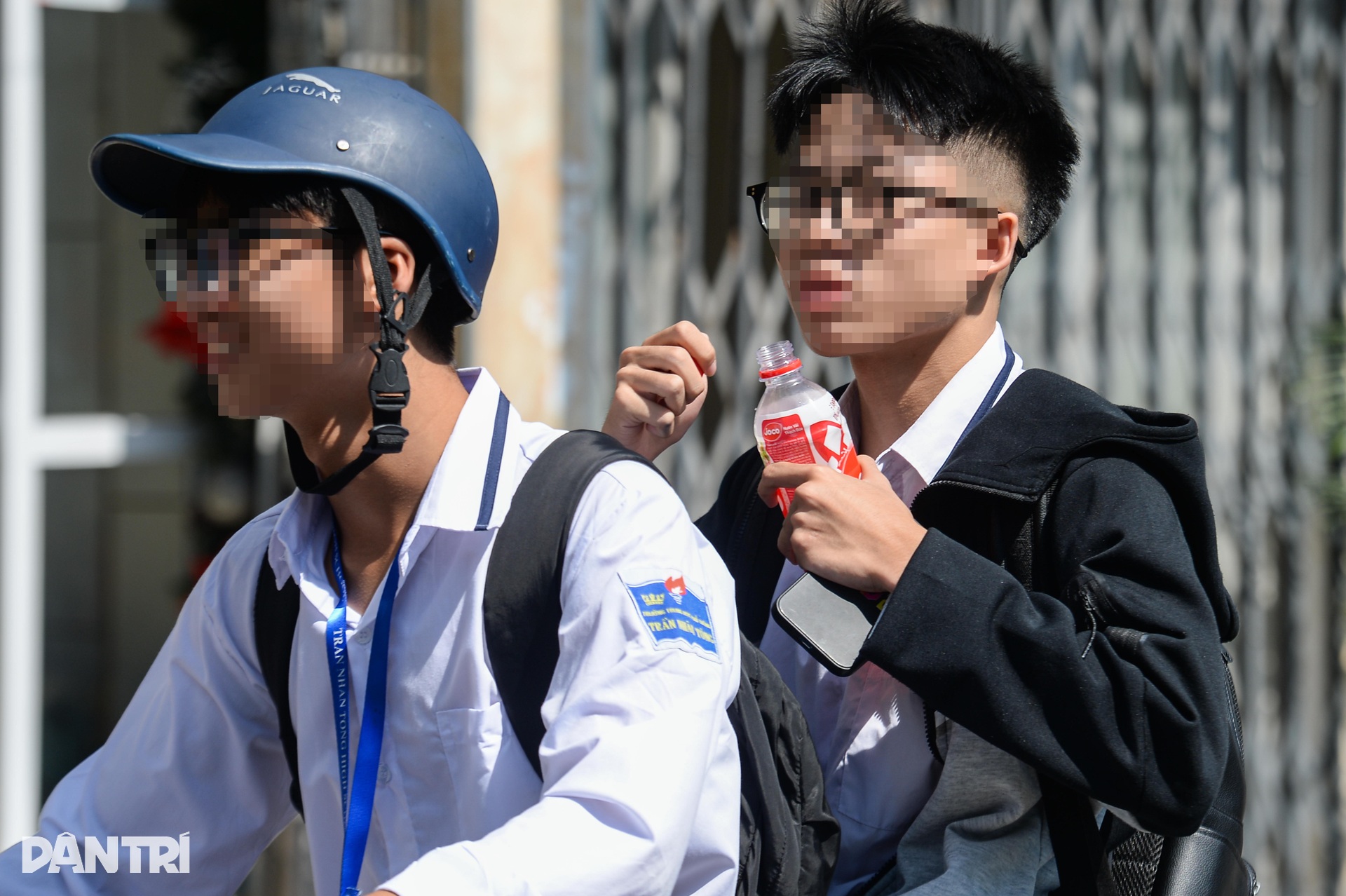 Nhan nhản học sinh, sinh viên vi phạm luật giao thông ở Hà Nội - 7 Nhan nhản học sinh, sinh viên vi phạm luật giao thông ở Hà Nội - 7