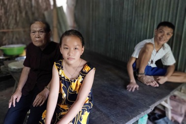 Thương bé gái xinh xắn sống bữa đói, bữa no với ngoại gù lưng, cậu tâm thần