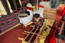 Các nữ nghệ nhân dân tộc thiểu số trổ tài se tơ, dệt vải giữa Thủ đô