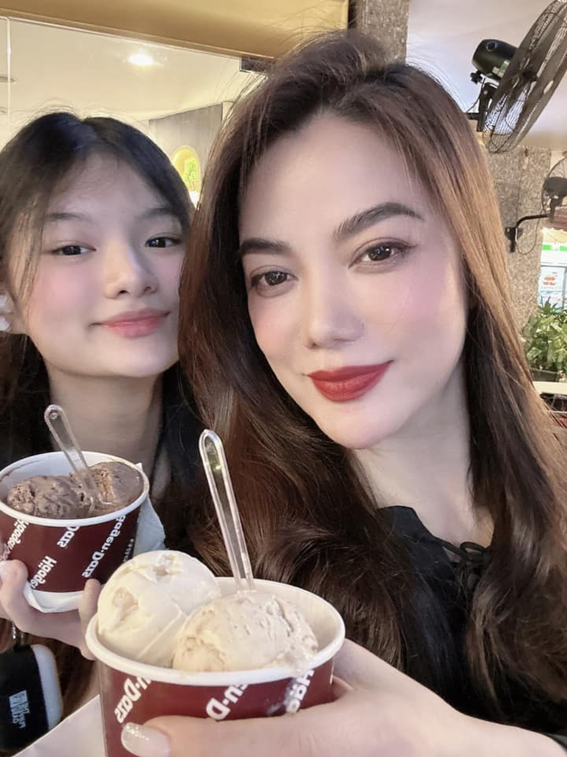 Con gái 17 tuổi của Trương Ngọc Ánh: Cao hơn 1,7m, được khuyên thi hoa hậu - 6 Con gái 17 tuổi của Trương Ngọc Ánh: Cao hơn 1,7m, được khuyên thi hoa hậu - 6